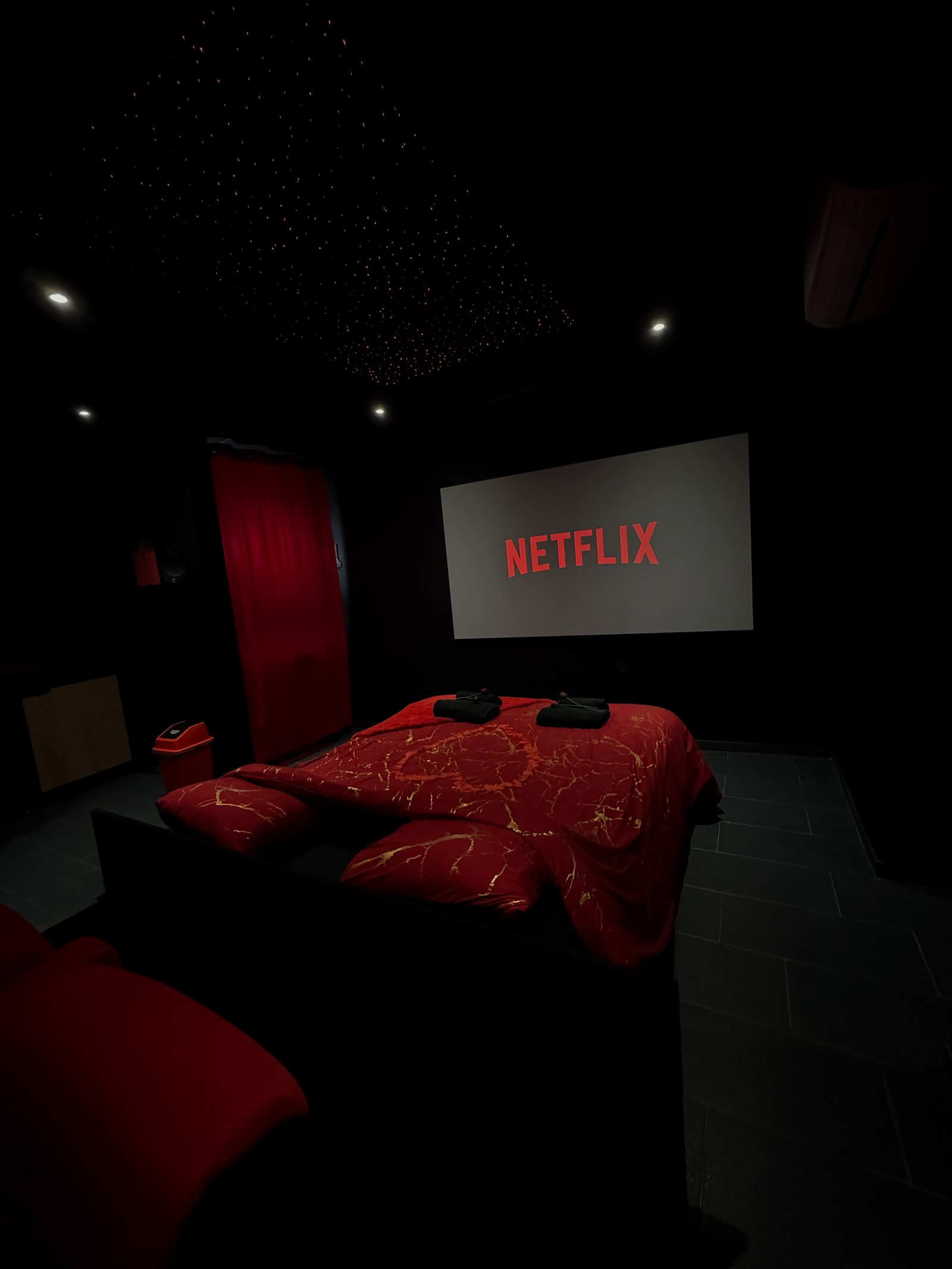Suite Hollywood Spa — cinéma privé et jacuzzi